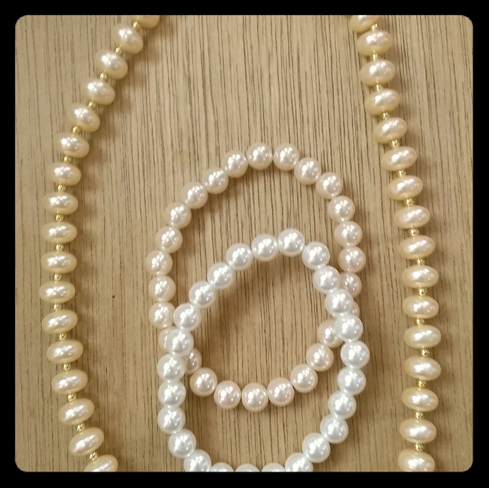 Pearls necklace and bracelets